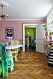 Rosa väggar och gröna accenter i vardagsrummet hos viktor wätterbäck