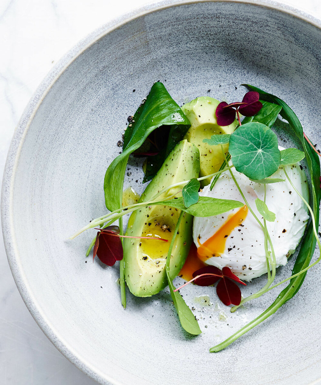 Vilda örter med avokado och pocherat ägg. Vilda örter med avokado och pocherat ägg.