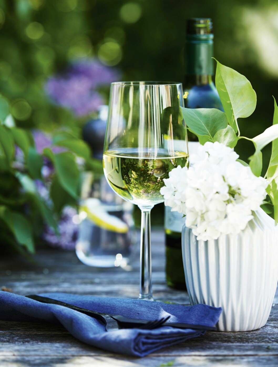 Vilka viner passar bäst till sommarmat? Lär dig mer från ELLE mat & vins dryckescoach Maya Samuelsson.