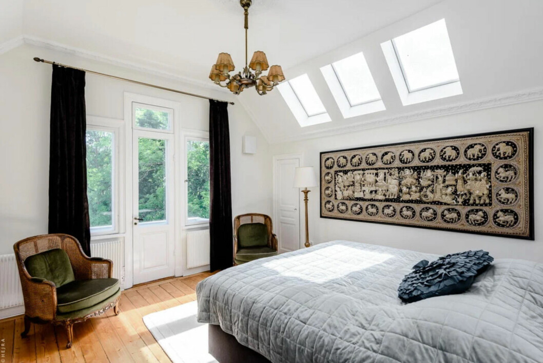Sovrum på övre plan. Huset som inspirerat Pippi Langstrums Villa Villekulla i Nacka, Stockholm, till salu