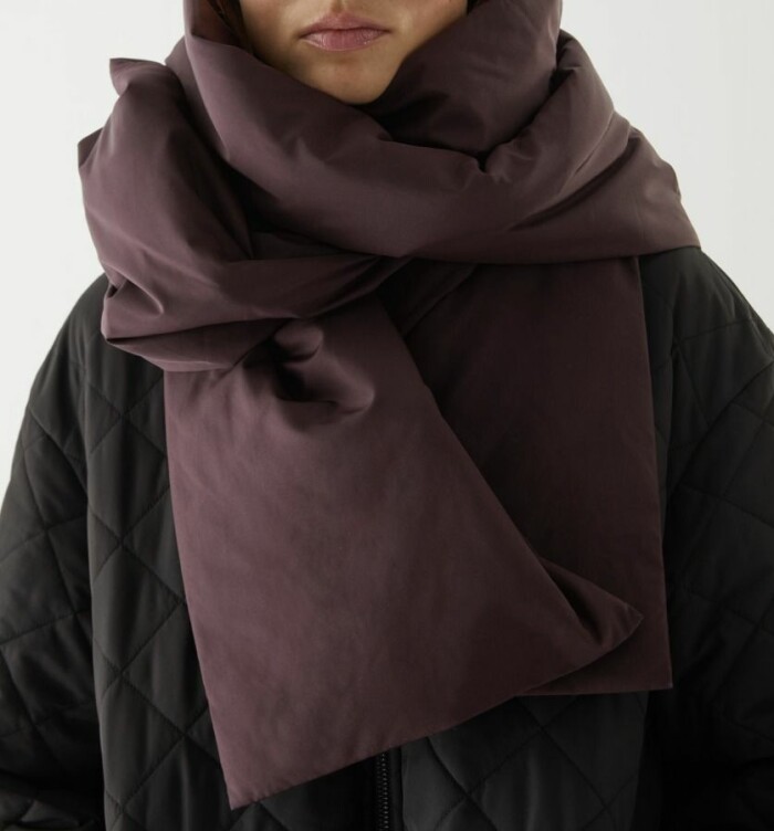 vinröd fluffig halsduk cos