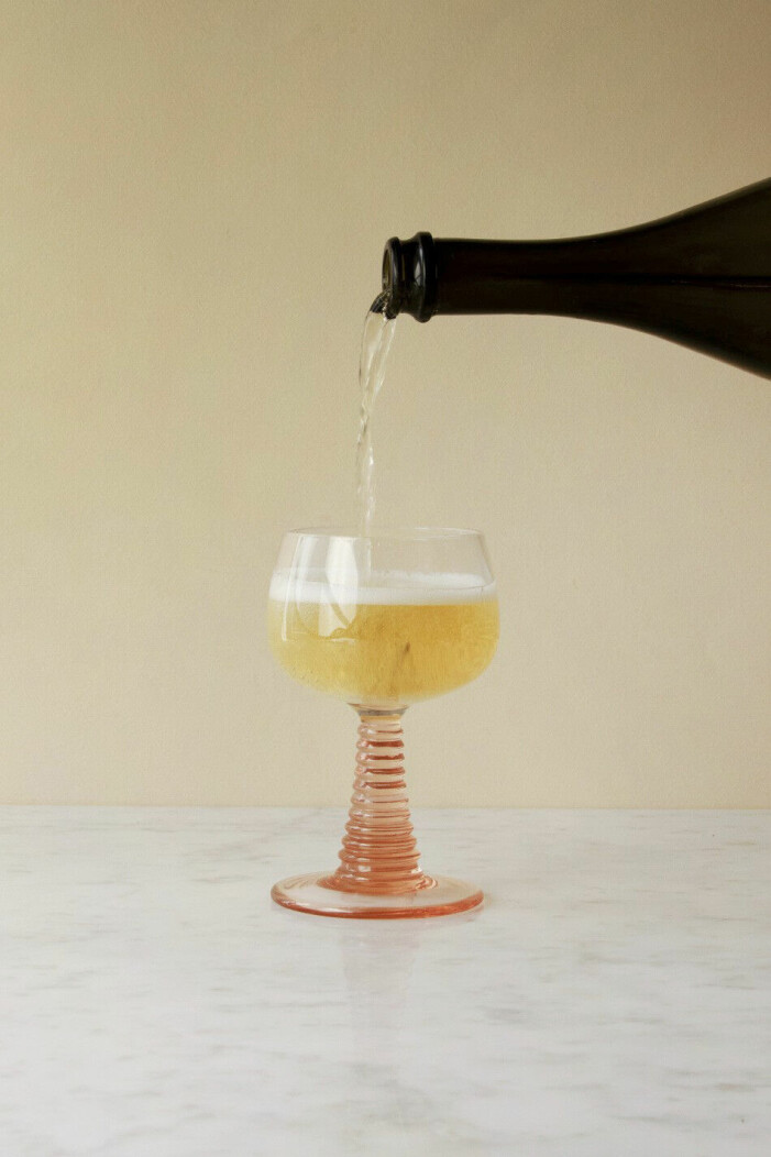 Testa samma vin i olika glas och se om det smakar annorlunda