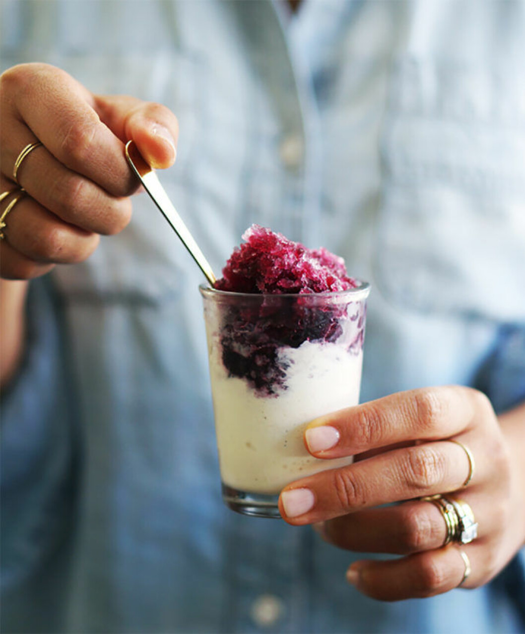 Vinfloat med rödvinskristaller. Foto och recept: <a href="http://honestlyyum.com/9871/red-wine-granita-with-vanilla-ice-cream/" target="_blank" rel="noopener">Honestlyyum</a> Vinfloat med rödvinskristaller.