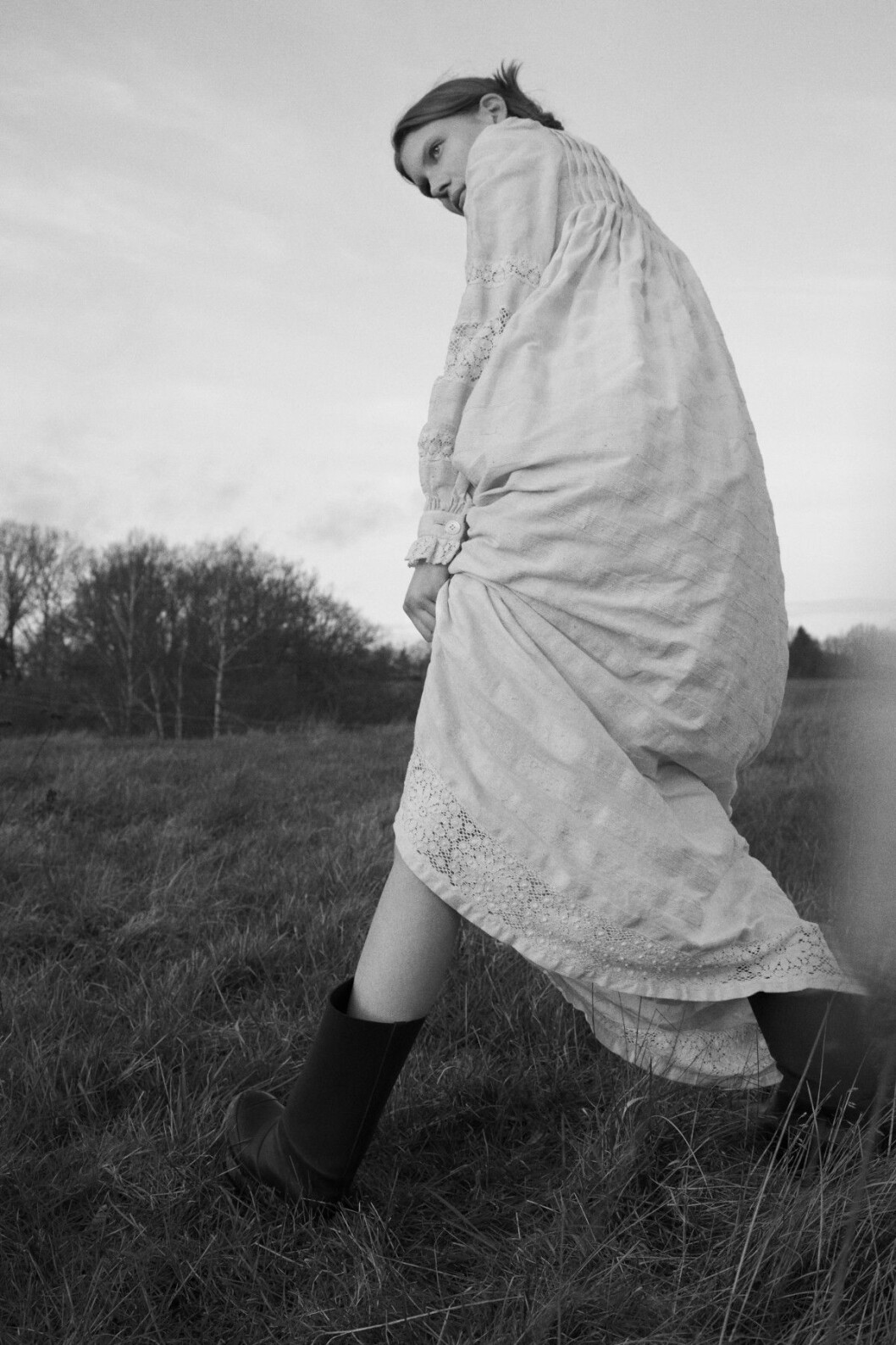 Klänning från Holly Golightly Vintage, 9 832kr, Jean Varon. Gummistövlar, pris varierar, Céline/Vestiaire Collective. Vintage kläder ELLE 2020 vit lång klänning