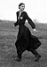 Vintage kläder ELLE 2020 tjej springer i en svart klänning