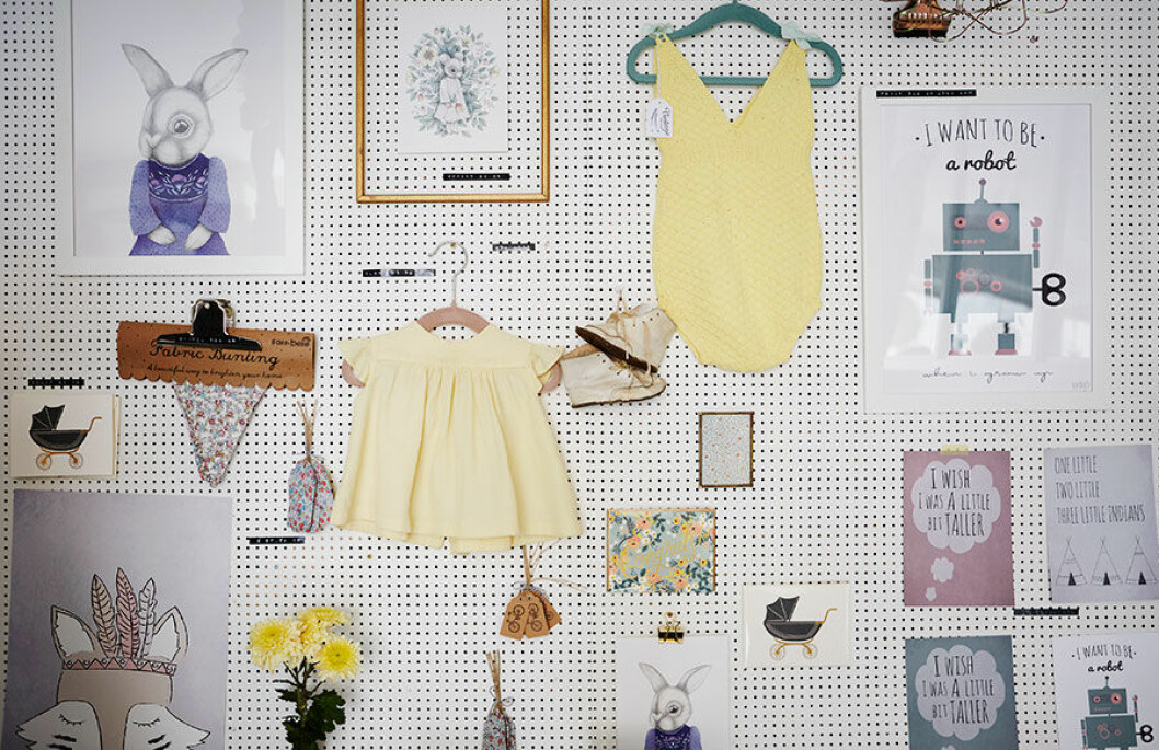 detaljbild med klänningar och posters från Vintagefabriken i Midsommarkransen