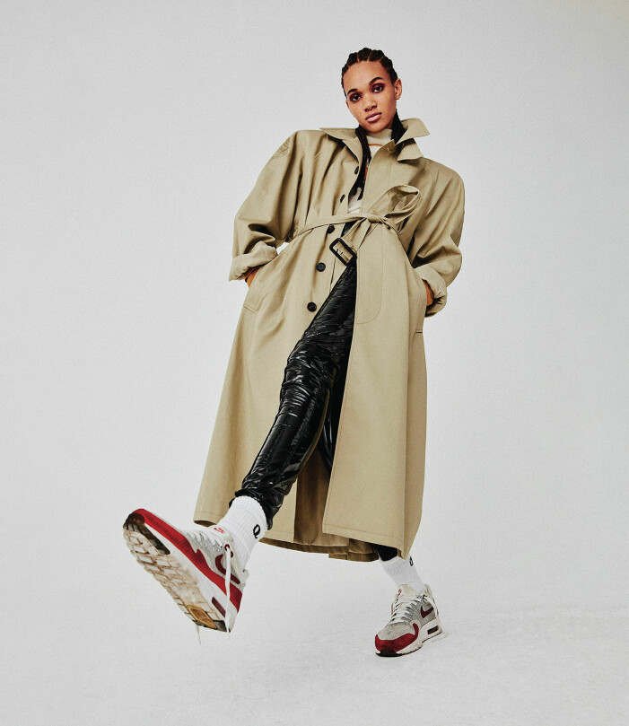 Trench, 18 900 kr, vintage Burberry. Tröja, pris vid förfrågan, Icicle. Byxor, 2 250 kr, Mes demoiselles Paris. Strumpor, 149 kr, Champion. Sneakers, 899 kr, vintage Nike. Modellen bär en lång vintage Burberry trenchcoat