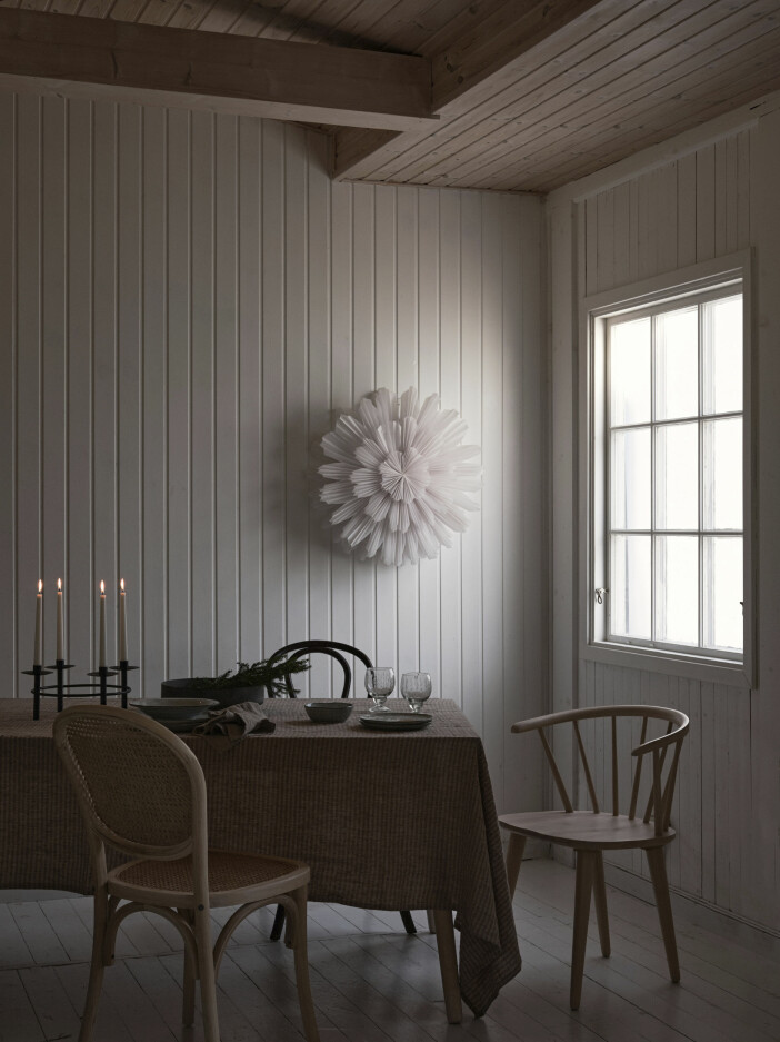 Vintervitt och beige ger en avskalad julkänsla. Foto: Ellos Home avskalat och jordnära hos ellos home julen 2020