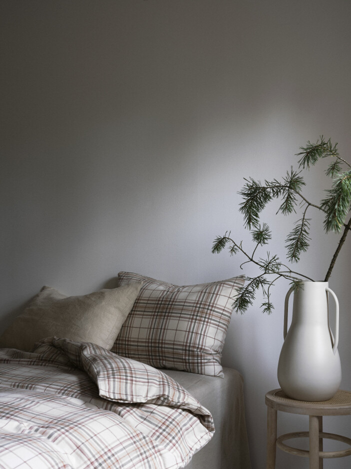 Rutigt och jordnära i sovrummet. Foto: Ellos Home Julbäddning i rutig flanell hos Ellos Home
