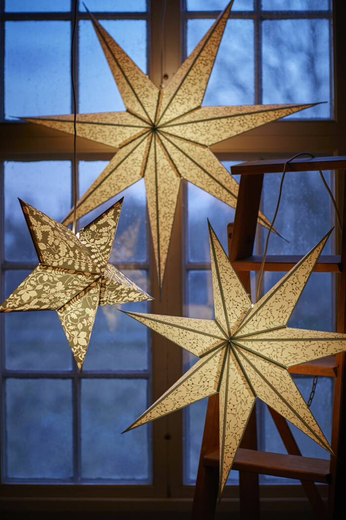 Självklart ingen jul utan julstjärnor. Gemensamt för lampskärmarna är ett diskret, stämningsfullt mönster. Julen på Ikea 2021, julstjärnor