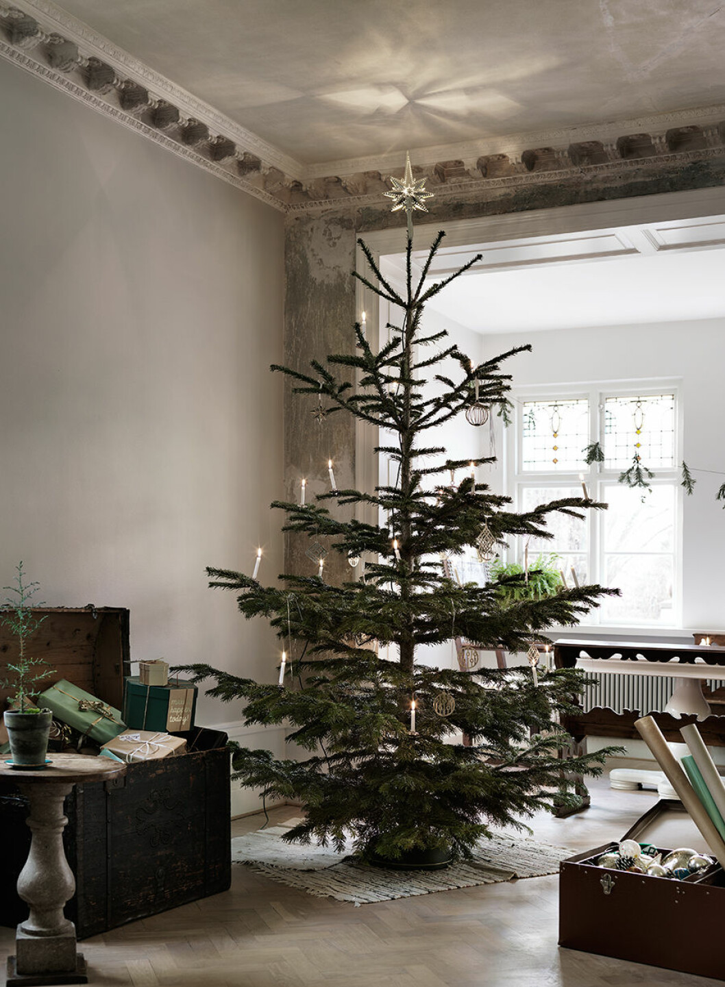 Sparsmakad julgran med enkel ljusslinga och julstjärna