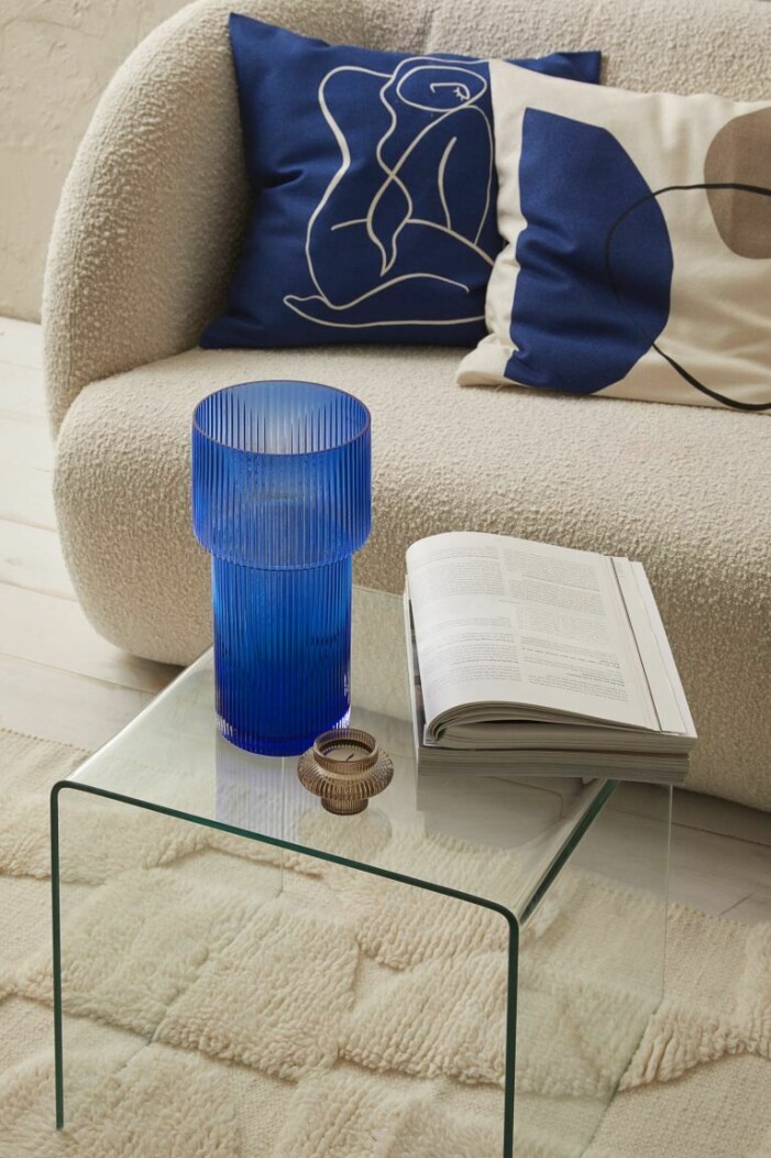 Den räfflade glastrenden får gärna gå från transparent utförande till trendigt blått. Foto: H&M Home. Inredningstrender vintern 2021, inredningstrender 2022 blåa kontraster