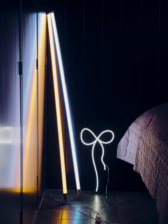 Hej, neon! Addera neon i mindre mängd för ett uppiggande inslag som inte tar över. Foto: Klaus Langelund/Hay. Inredningstrender vinter, inredningstrender 2022 neonbelysning