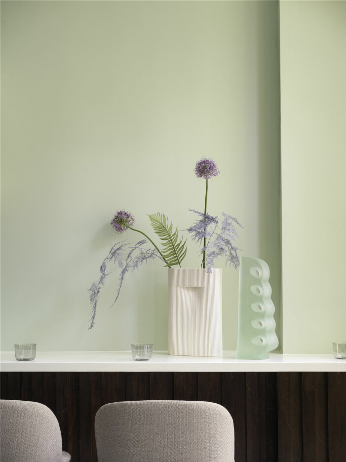Låt säsongens blommor och växter flytta in för ett harmoniskt och grönskande blickfång. Foto: Muuto. Inredningstrender vinter, inredningstrender 2022 växter