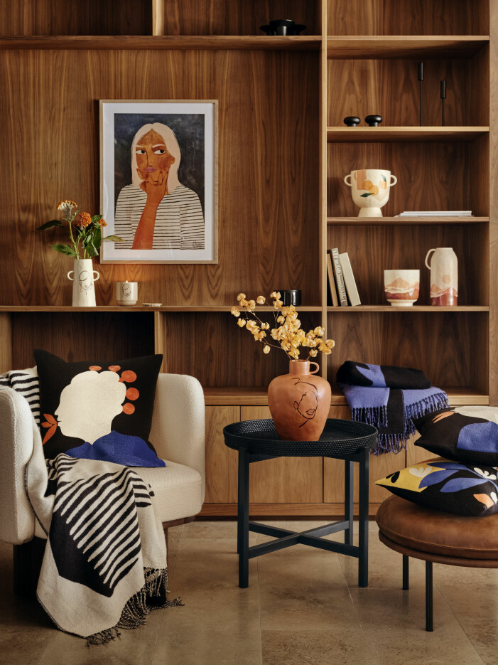 Det kan inte bli för mycket trä! Låt naturmaterialet ta över större möbler för ett maffigt blickfång. Foto: H&M Home. Inredningstrender vintern 2021, inredningstrender 2022 inredning i trä