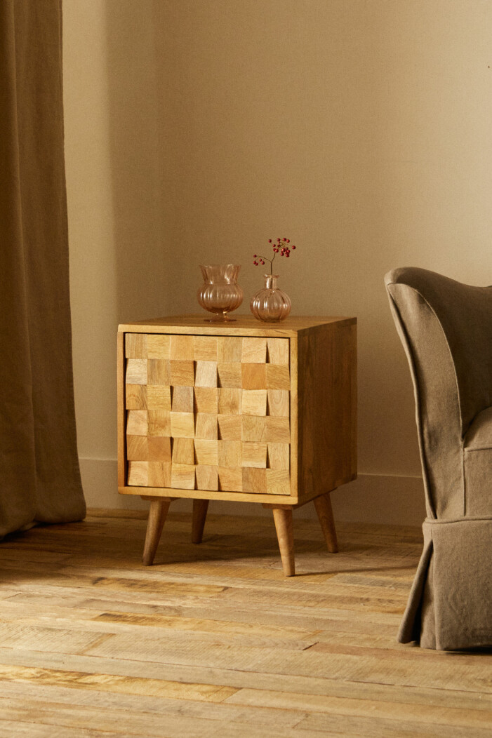 Sugen på att liva upp neutralerna utan att addera avvikande färger? Införskaffa möbler med naturliga mönster. Foto: Zara Home. Inredningstrender vintern 2021, inredningstrender 2022 trämöbler