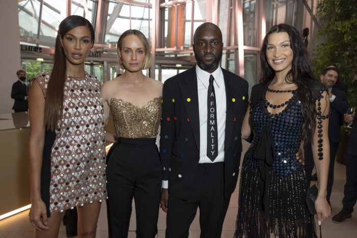 Joan Smalls, Amber Valletta, Virgil Abloh och Bella Hadid under Louis Vuitton foundation i Paris sommaren 2021. Virgil Abloh med Joan Smalls, Amber Valetta och Bella Hadid.