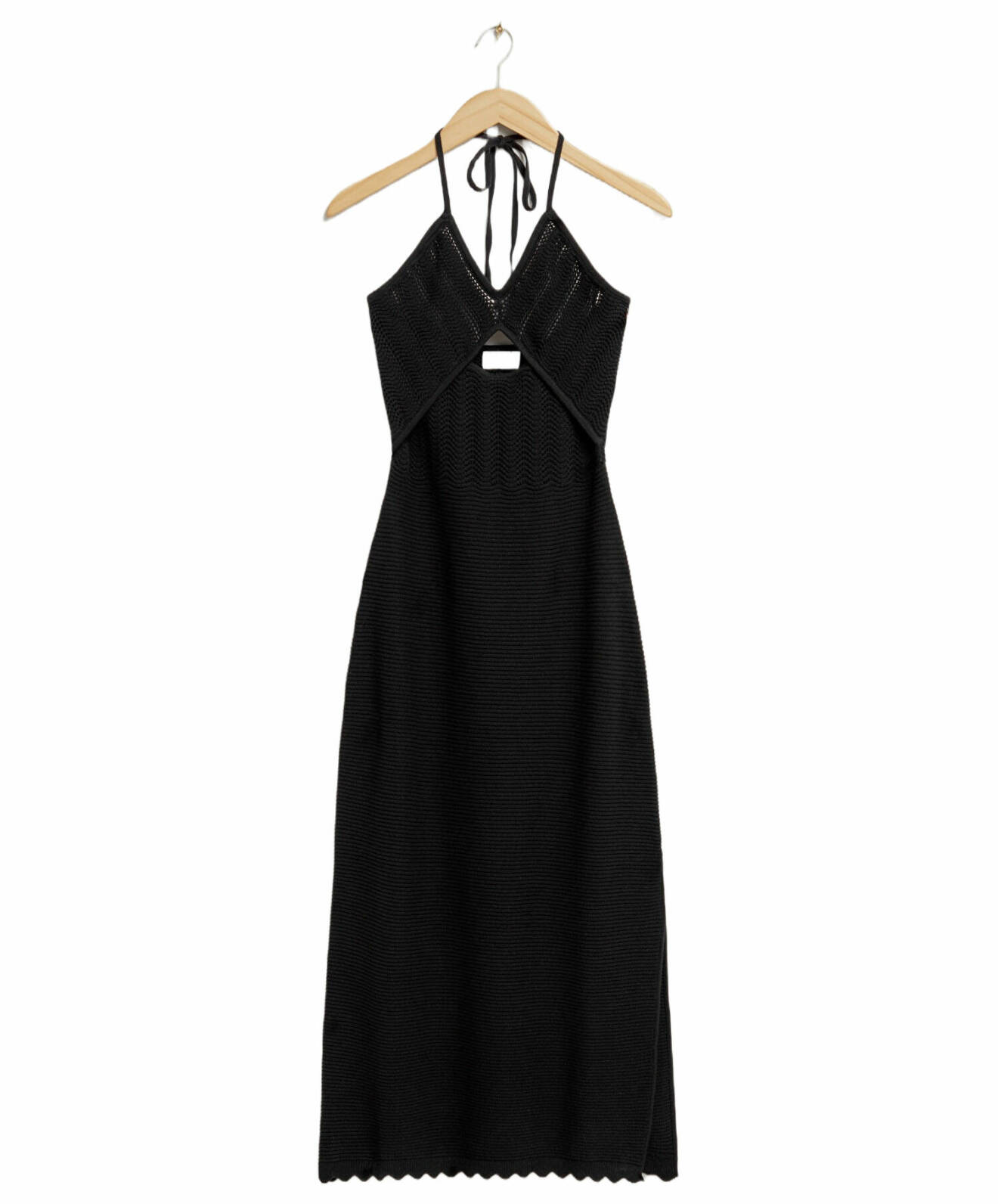 svart stickad klänning med halterneckdesign