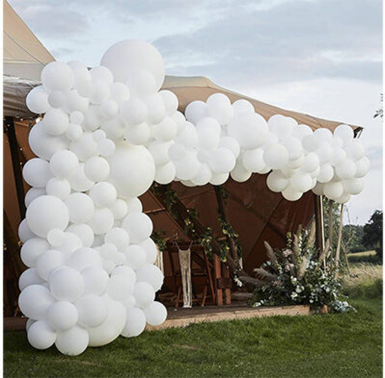 vit ballongbåge bröllop