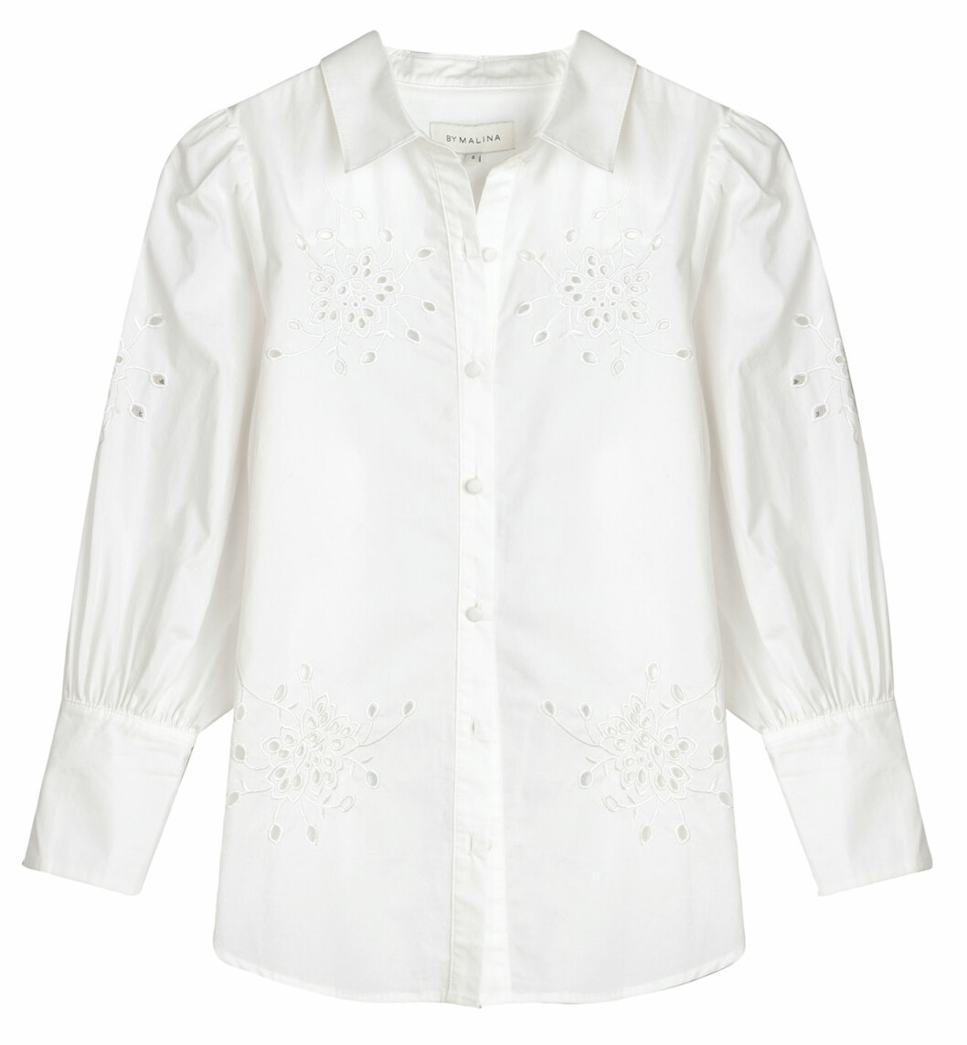 By Malina levererar en skjortblus med voluminösa ärmar och vacker broderi
