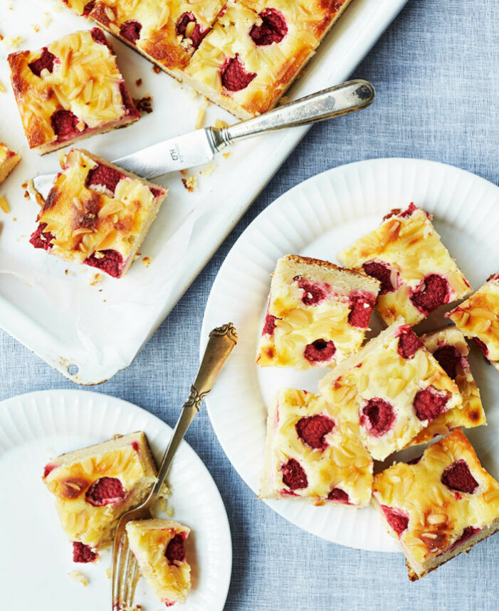 Recept på vit chokladblondie med hallon och mandel