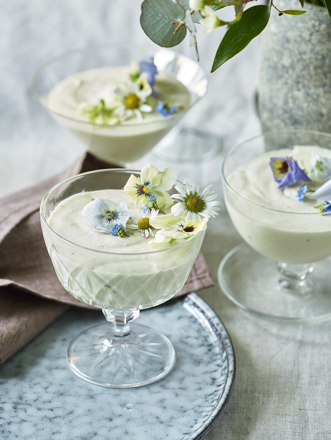 Bjud på vit chokladmousse med matcha-te och violer