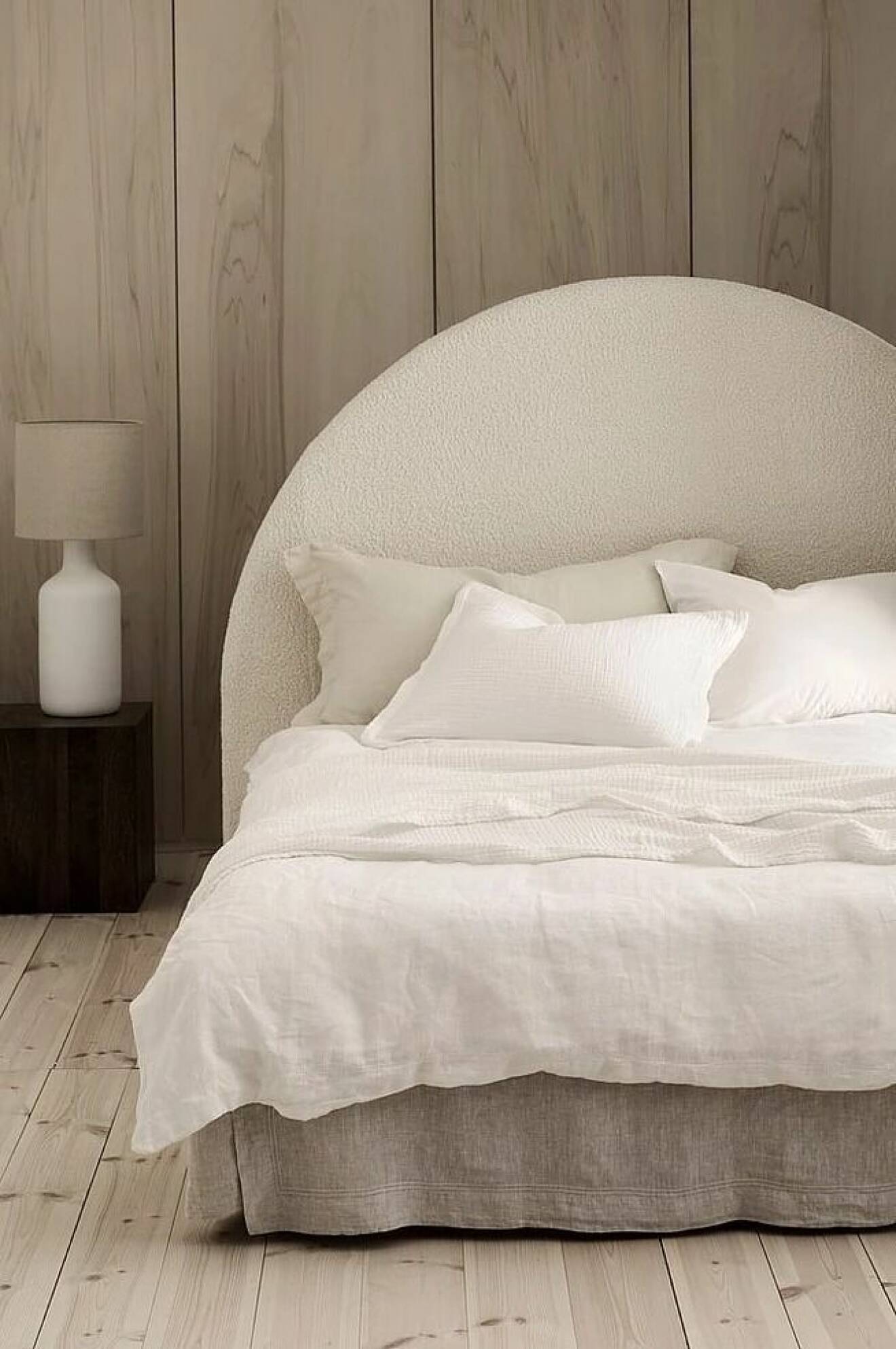 vit sänggavel i teddytyg