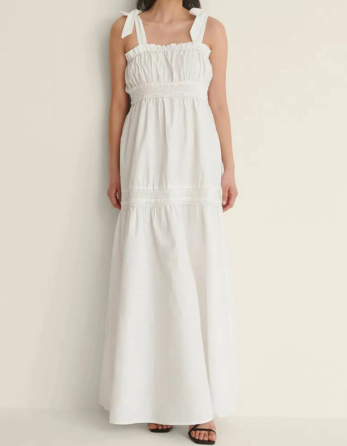 vit klänning med knytband från Na-kd 2022