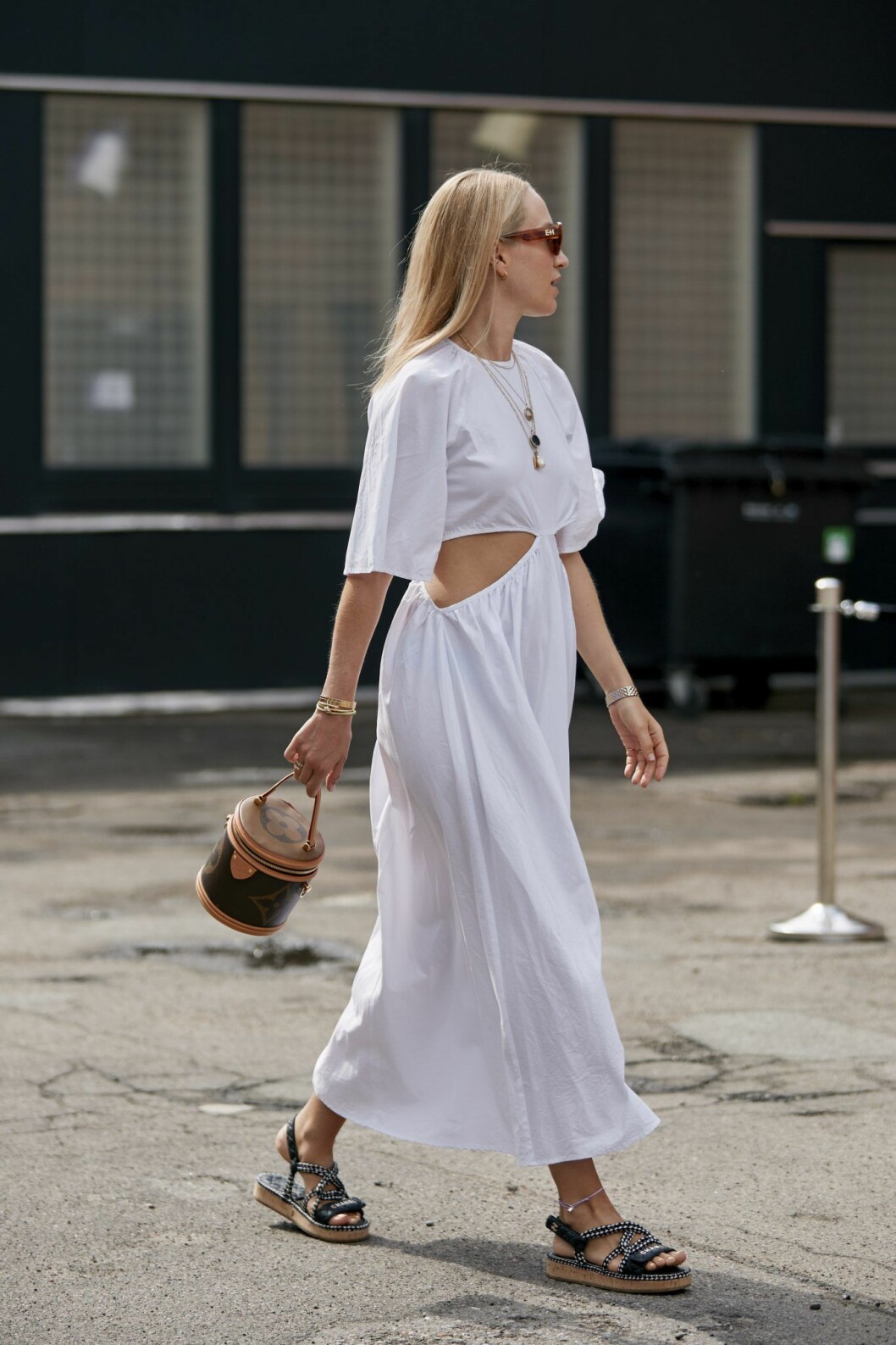 Styla den vita sommarklänningen i maxilängd med <a href="https://www.elle.se/mode/trendiga-remsandaler-sommaren-2020/" target="_blank" rel="noopener">remsandaler</a> och en trendig<a href="https://www.elle.se/mode/sa-bar-du-trendiga-bucketbag-stylingknep-och-shoppingtips/" target="_blank" rel="noopener"> bucket-bag.</a> Streetstyle! Vit långklänning.