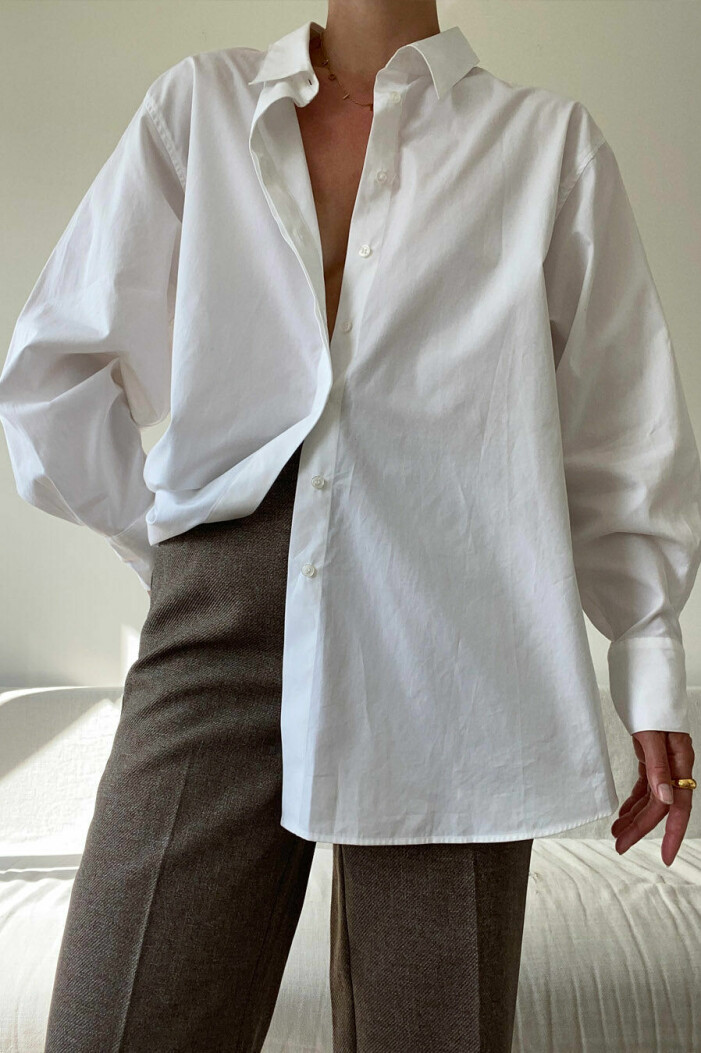 Tidlös bomullsskjorta med en lätt oversized passform från Stylein. Klicka på bilden för att komma direkt till skjortan. vit oversize skjorta för dam från Stylein