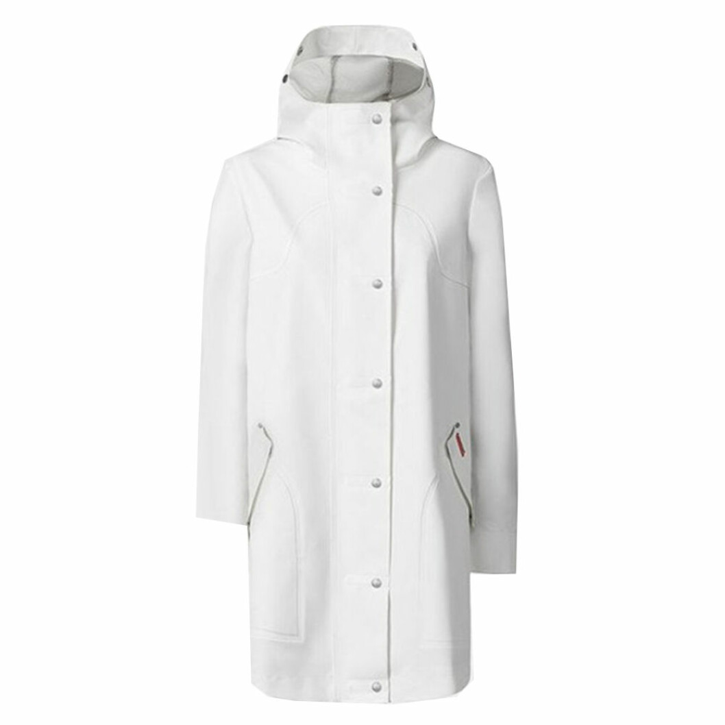 Vit regnjacka från Hunter, <a href="https://track.adtraction.com/t/t?a=1136856392&as=1212076637&t=2&tk=1&epi=regnjacka&url=https://www.ahlens.se/Mode/jackor/jeansjackor-570601/hunter-regnjacka-original-hunting-coat-vit-89841173/" target="_blank" rel="noopener">3 499 kronor</a>. Vit regnjacka från hunter