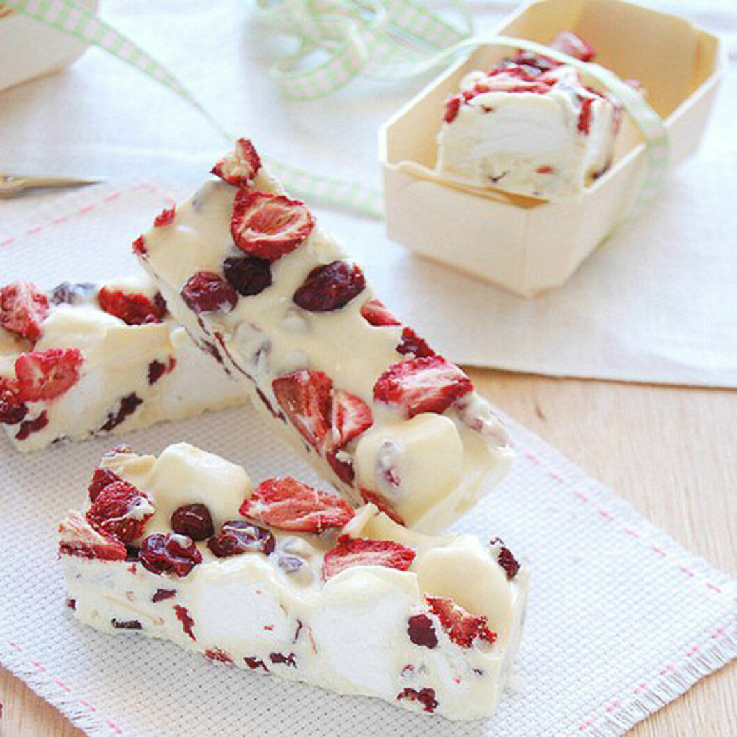 Vit Rocky Road. Via: <a href="http://bestfriendsforfrosting.com/2011/10/white-chocolate-cranberry-strawberry-rocky-road-bars-recipe/" target="_blank" rel="noopener">bestfriendsforfrosting</a> Vit Rocky Road.