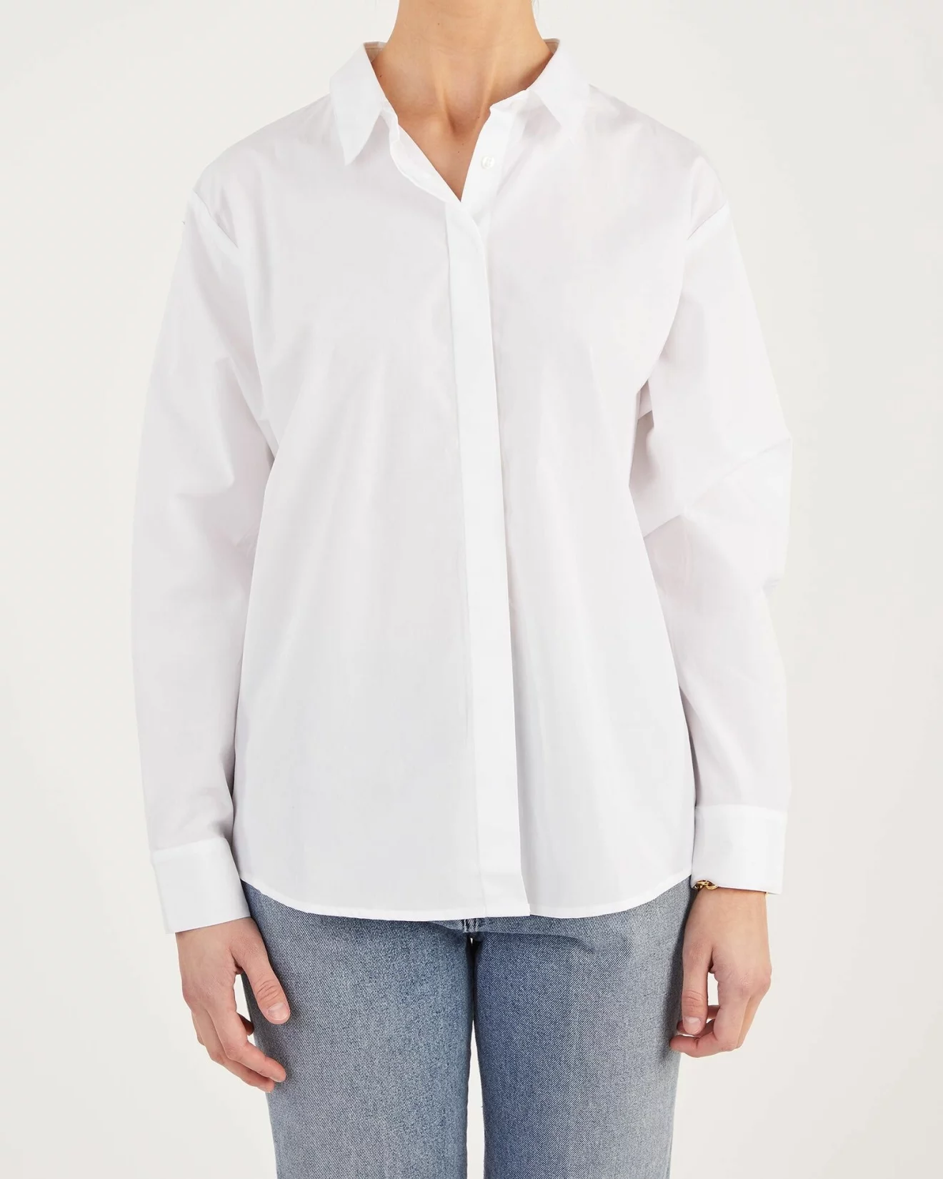 skjorta i vit nyans med boxig passform och dold knäppning från Stylein