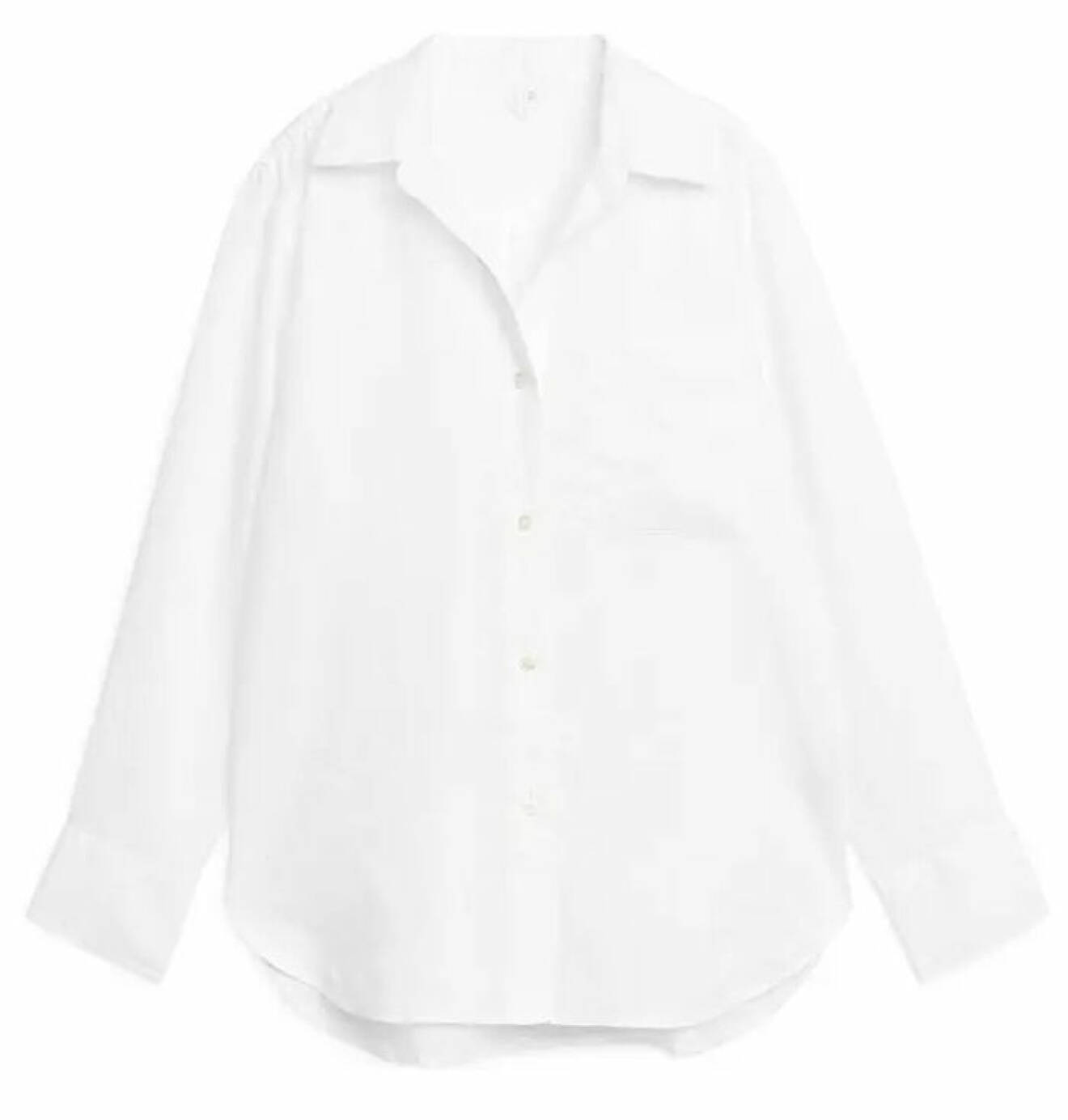 vit linneskjorta med stor bröstficka från Arket