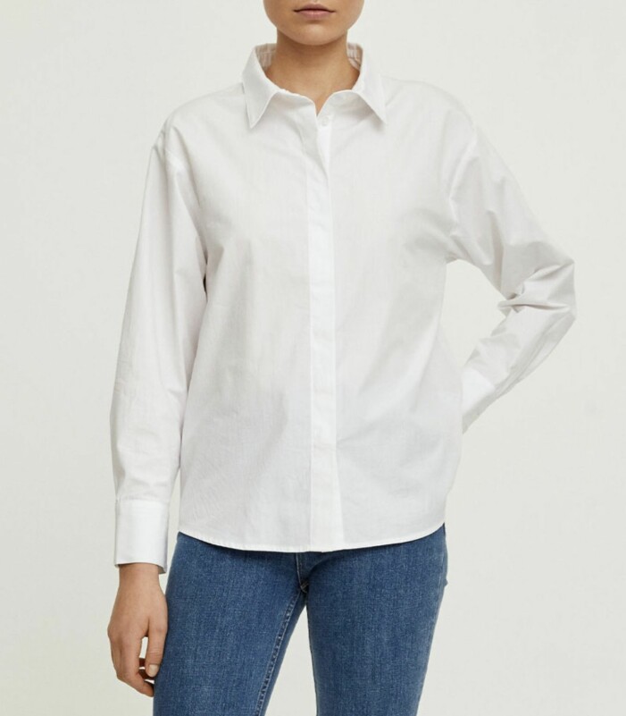 Vit skjorta från Stylein i rak modell med dold knäppning, <a target="_blank" href="https://in.ahlens.se/t/t?a=1136856392&as=1212076637&t=2&tk=1&epi=ig-vit-skjorta&url=https://www.ahlens.se/Mode/overdelar/blusar-skjortor-15176/stylein-jackie-shirt-vit-90883619/">läs mer och köp här</a>. vit skjorta Stylein