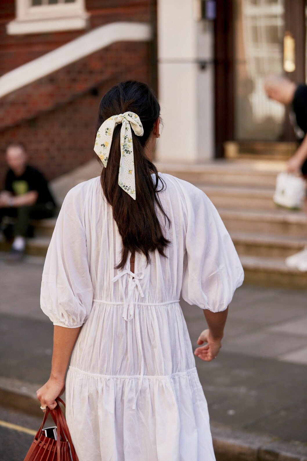 Låt <a href="https://www.elle.se/mode/trendiga-snygga-orhangen/" target="_blank" rel="noopener">accessoarerna</a> lyfta sommarklänningen i vitt! streetstyle! Vit sommarklänning.