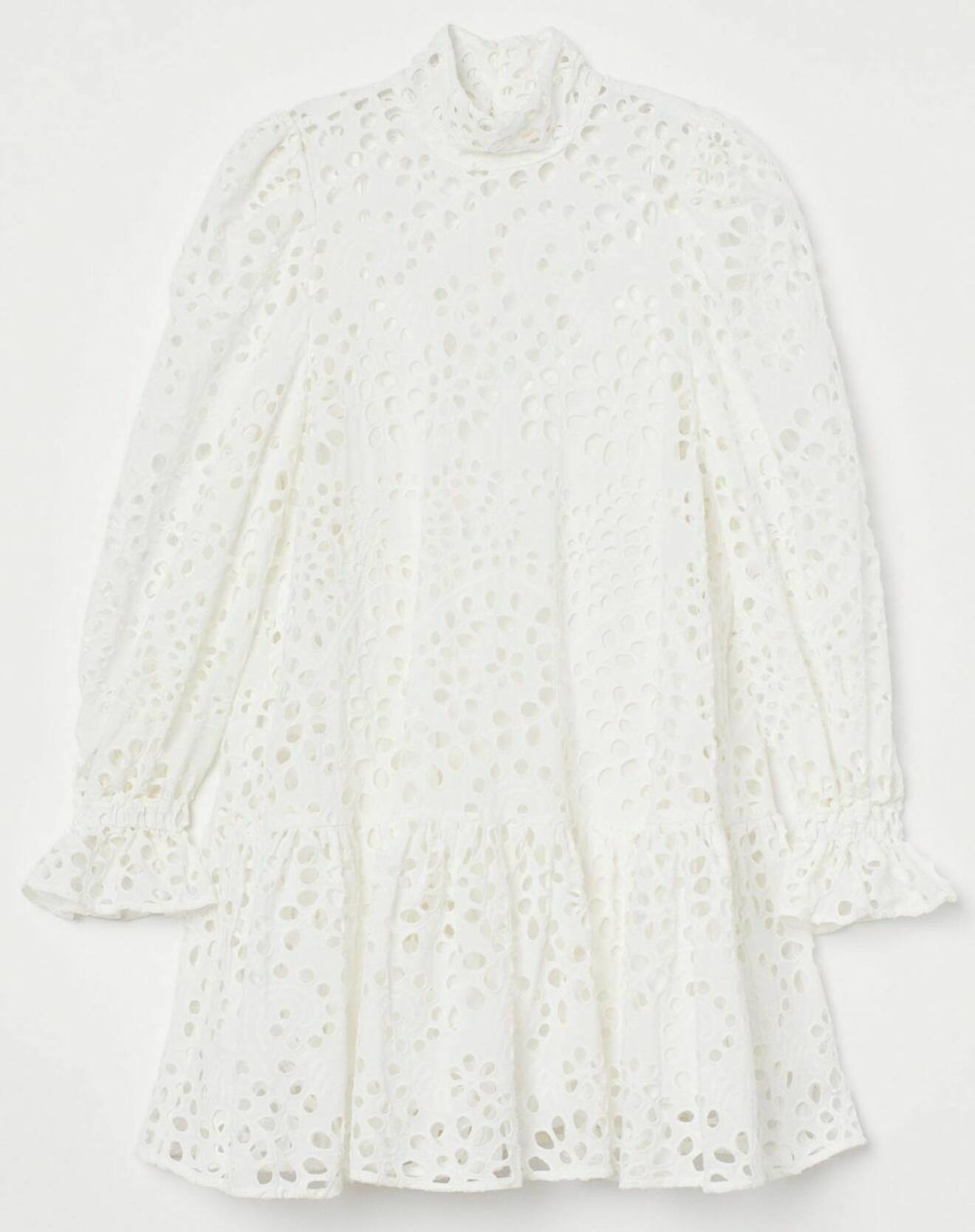 Voluminös klänning i vitt med dekorativa hålbroderier och smickrande volanger från hm.