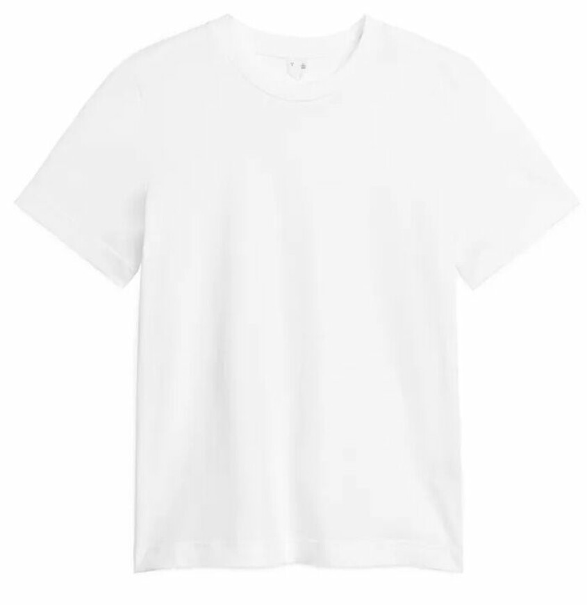 Vit bas-t-shirt från Arket som passar i en komplett basgarderob. Klicka på bilden för att komma direkt till t-shirten. vit t-shirt för dam till basgarderob från Arket
