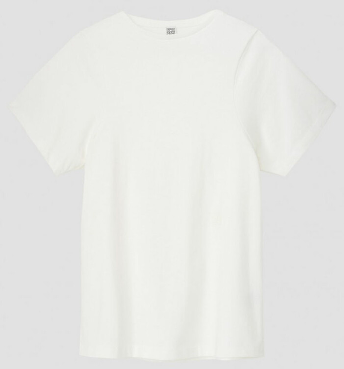 Vit bastopp från Totême passar i en komplett basgarderob. Klicka på bilden för att komma direkt till t-shirten. vit t-shirt från Toteme till basgarderob dam 2022