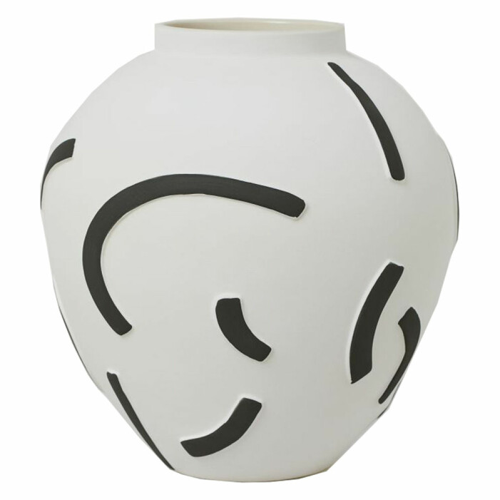 vit och svart målad vas från H&M Home