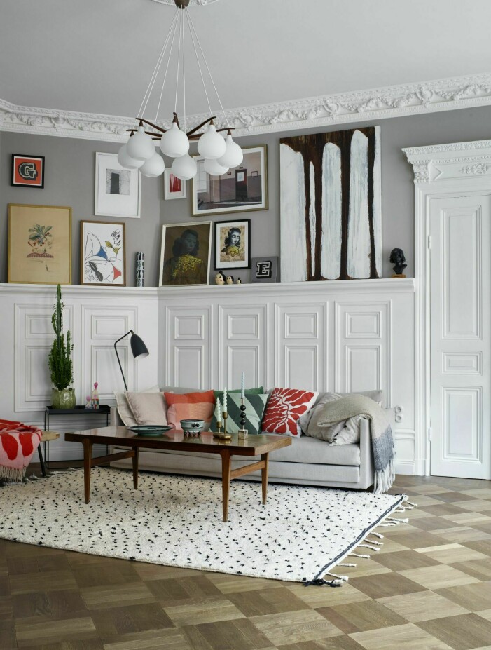 Syns i: "<a target="_blank" href="https://www.elle.se/decoration/designklassiker-hos-inredaren-i-stockholm/7504480">Tavelvägg, designklassiker och smarta lösningar hemma hos inredaren</a>". Hög vit bröstpanel med speglar