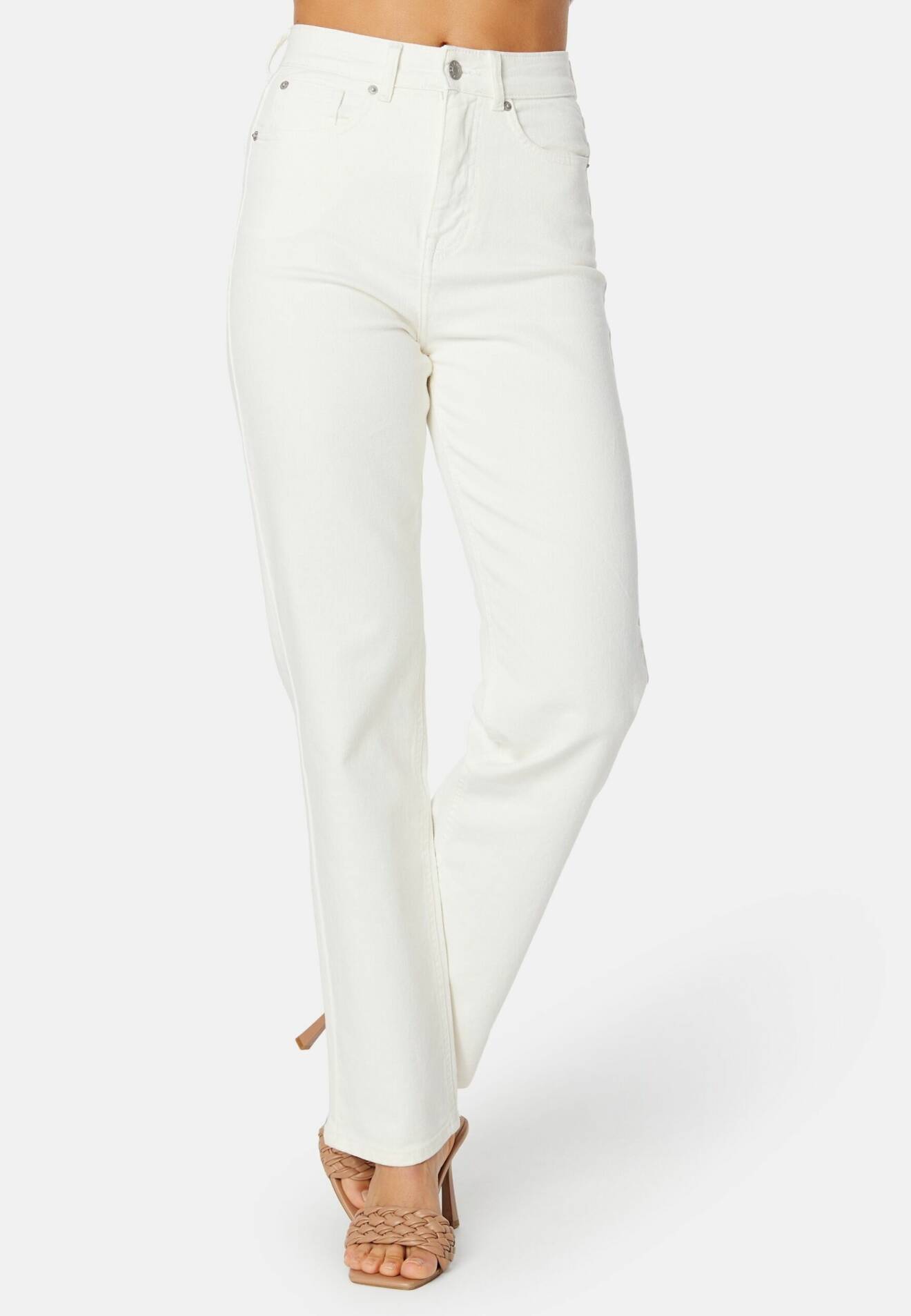 jeans i vit nyans med stretch raka ben och medelhög midja från Bubbleroom
