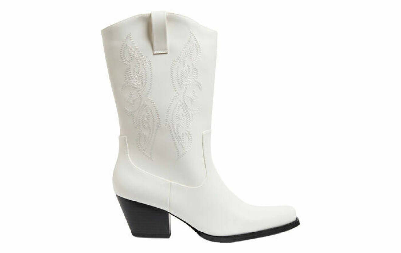 vita boots med klack gjorda i skinnimitation från Monki