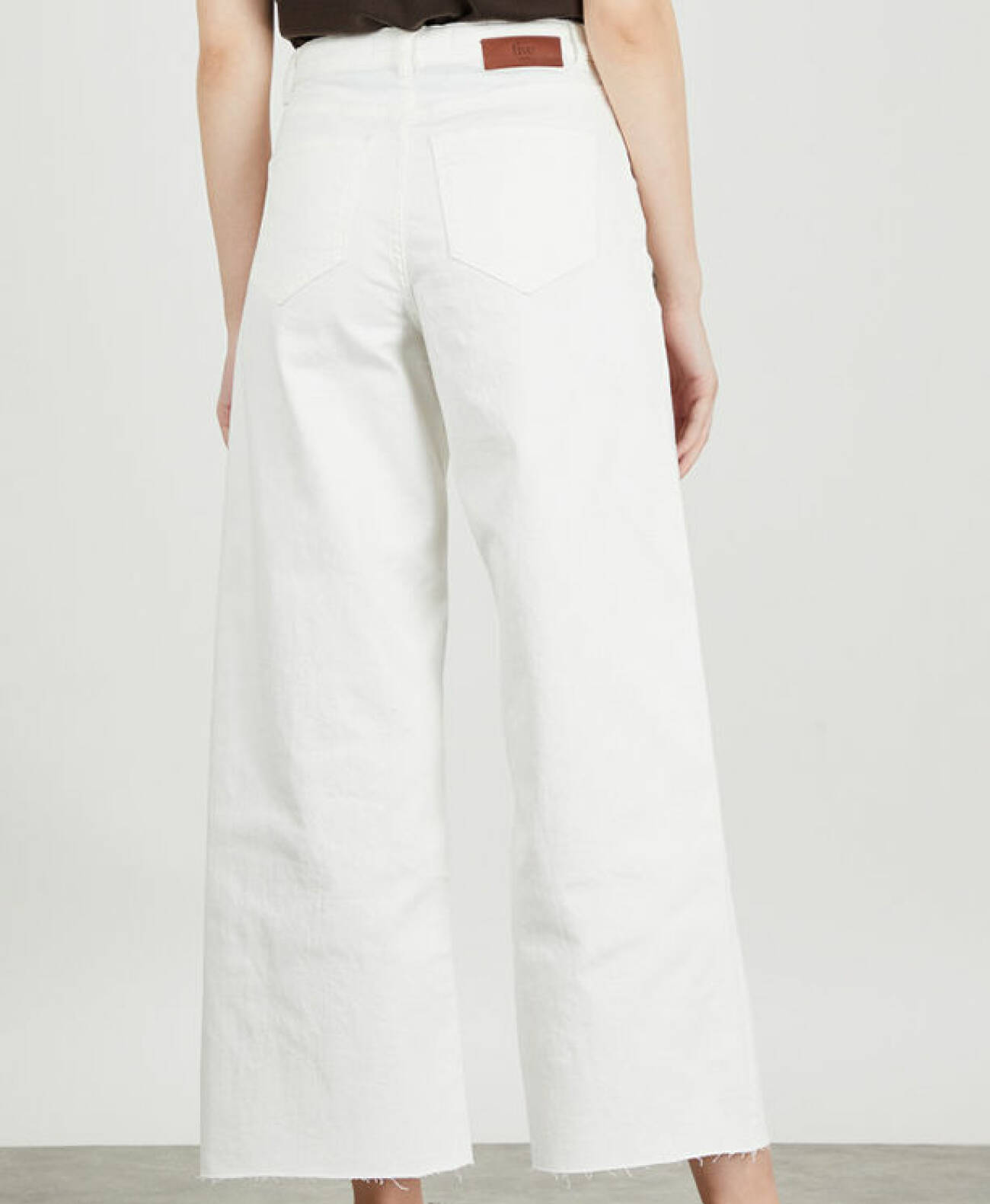 vita jeans till sommarens basgarderob