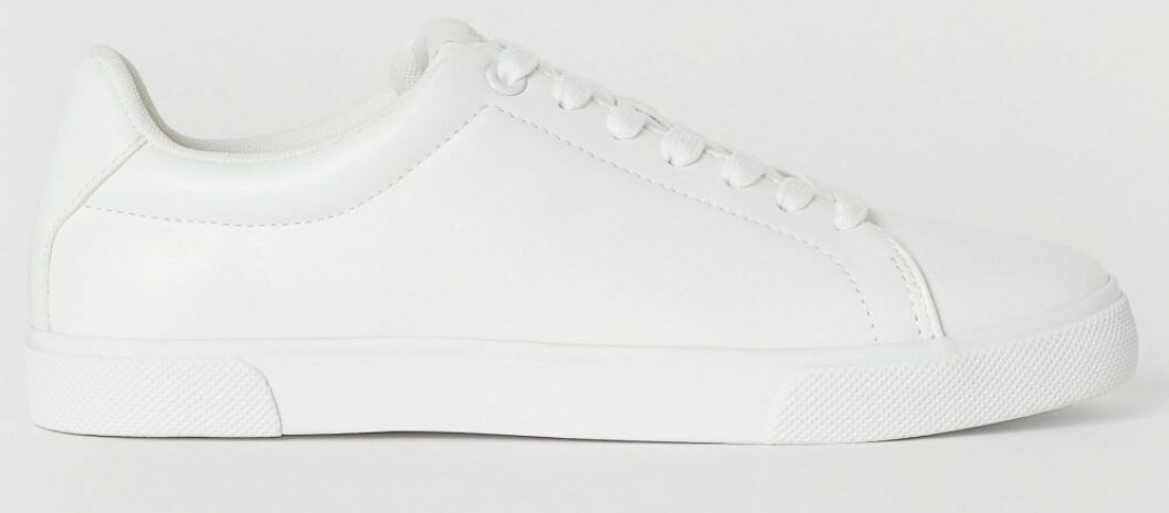 Prisvärda vita sneakers med snörning.
