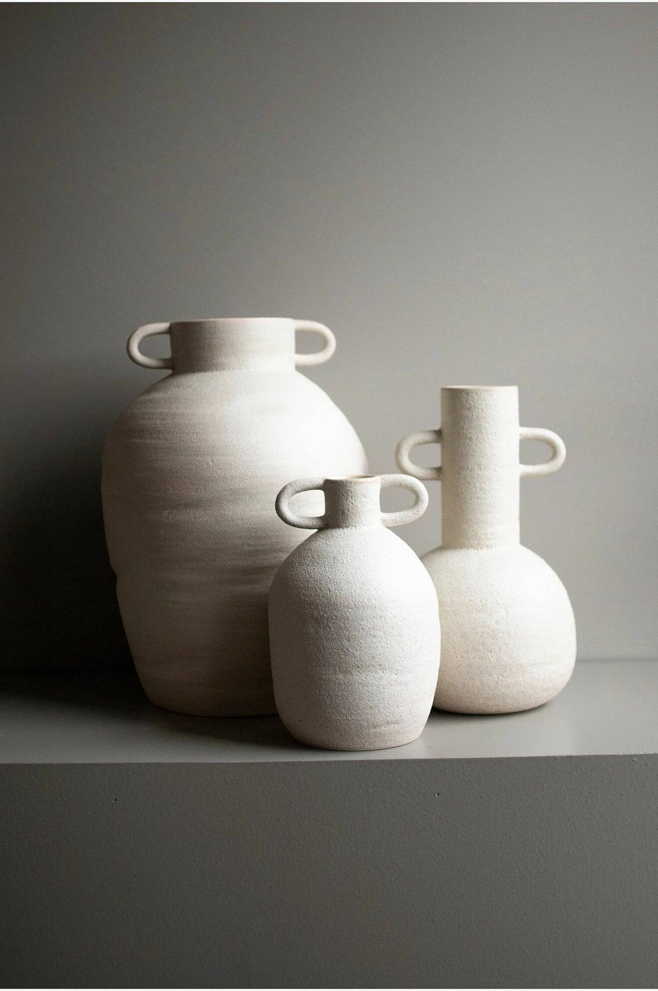 vita vaser med struktur och handtag