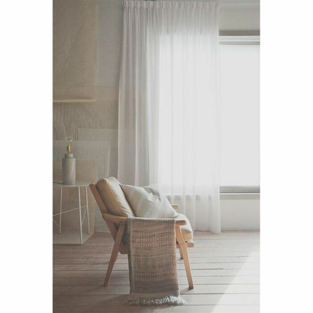 Vita veckband i halvlinne från Mimou. <a href="http://www.awin1.com/cread.php?awinaffid=439039&awinmid=8905&clickref=gardiner&p=https%3A%2F%2Fwww.ellos.se%2Fmimou%2Fgardin-wicklow-dubbel-bredd%2F1504332-01" target="_blank" rel="noopener">Här kan du läsa mer och köpa dem</a>. Vita veckbandsgardiner