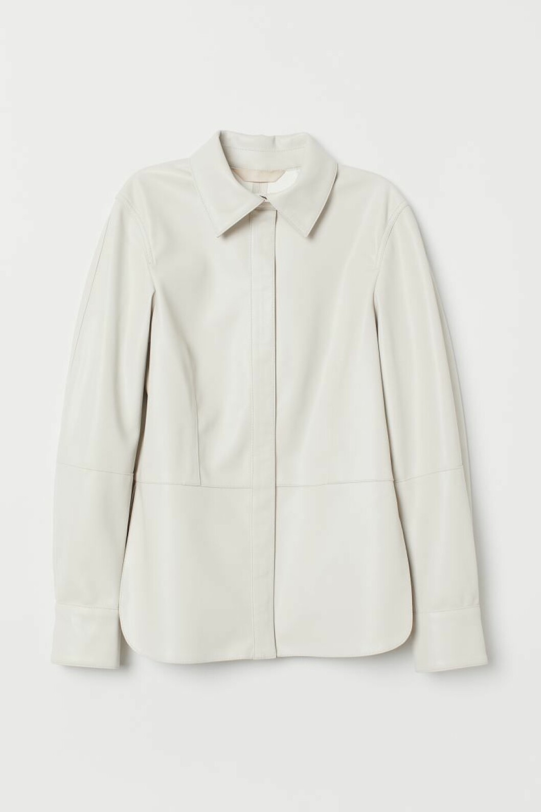Ljus skjorta i skinnimitation från H&M.