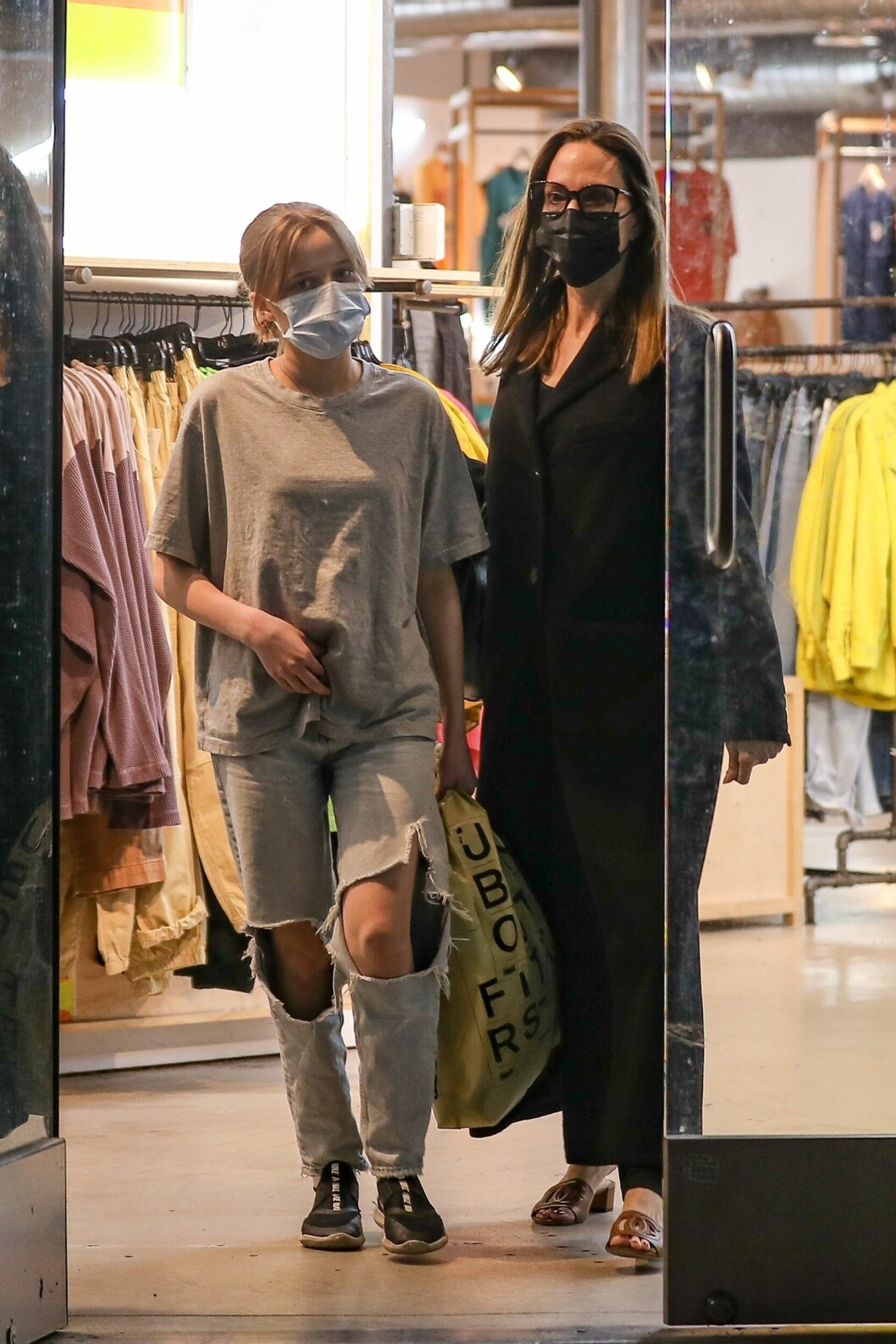 vivienne och angelina jolie shoppar