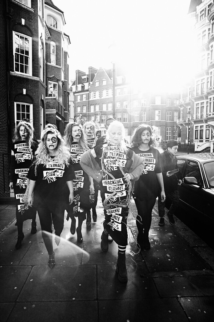Vivienne Westwood utanför INEOS huvudkontor i London 2014 är en av fotografierna som ställs ut på <span class=" italic" data-lab-italic_desktop="italic">Punk & Glamour</span>-utställningen på Millesgården. Foto: Ki Price. Vivienne Westwood-utställningen Punk & Glamour på Millesgården